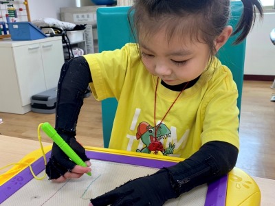 5歲的她傷痕累累，仍堅韌體貼