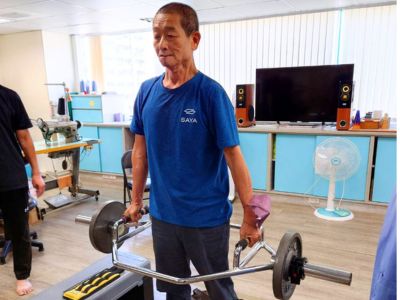 貼心兒伴阿爸重溫人間美味